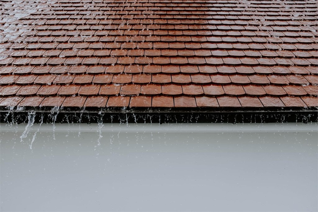 ¿Cuál es la mejor opción para eliminar las goteras del tejado?