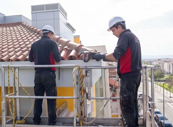Instalación de canalones según necesidades en Cangas