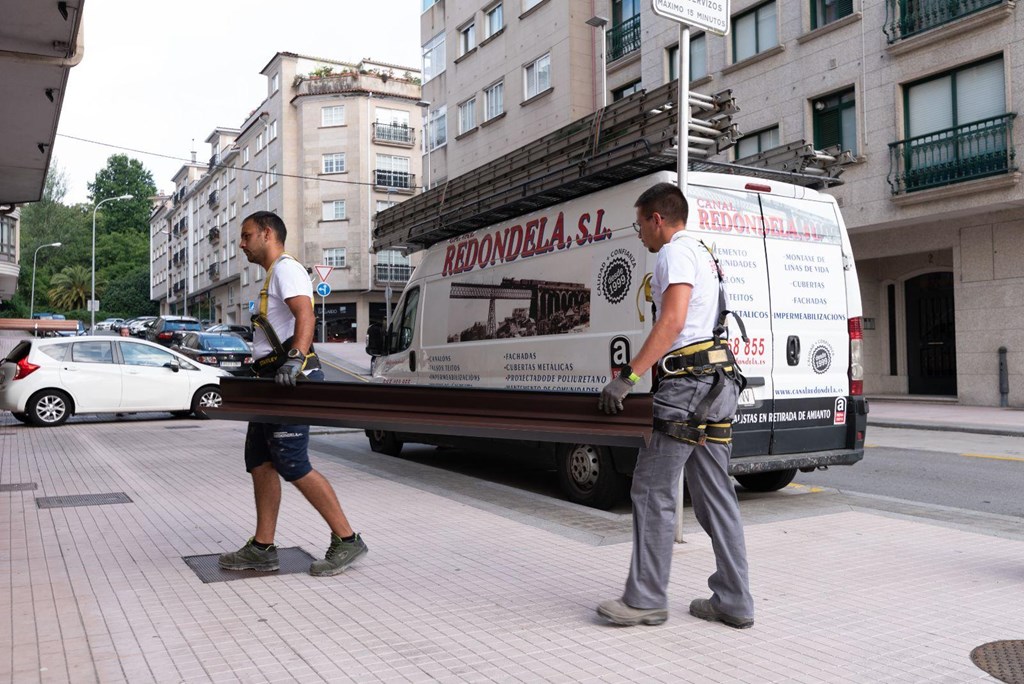 Foto 1 La solución definitiva: instalación de canalones en Pontevedra