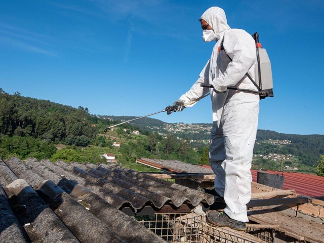 Retirada segura de amianto y uralita en Pontevedra